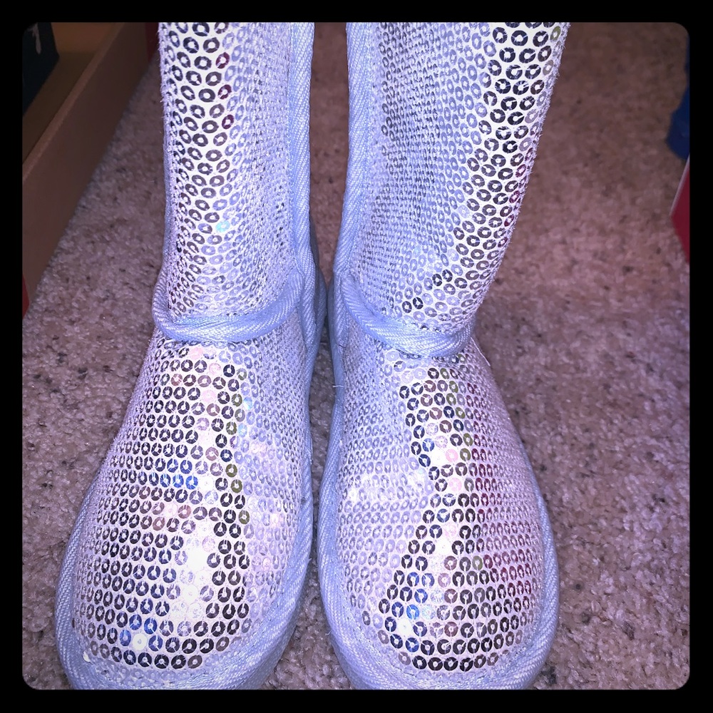Kids Silver Sequin “Ugh Styled” boots. Size 4